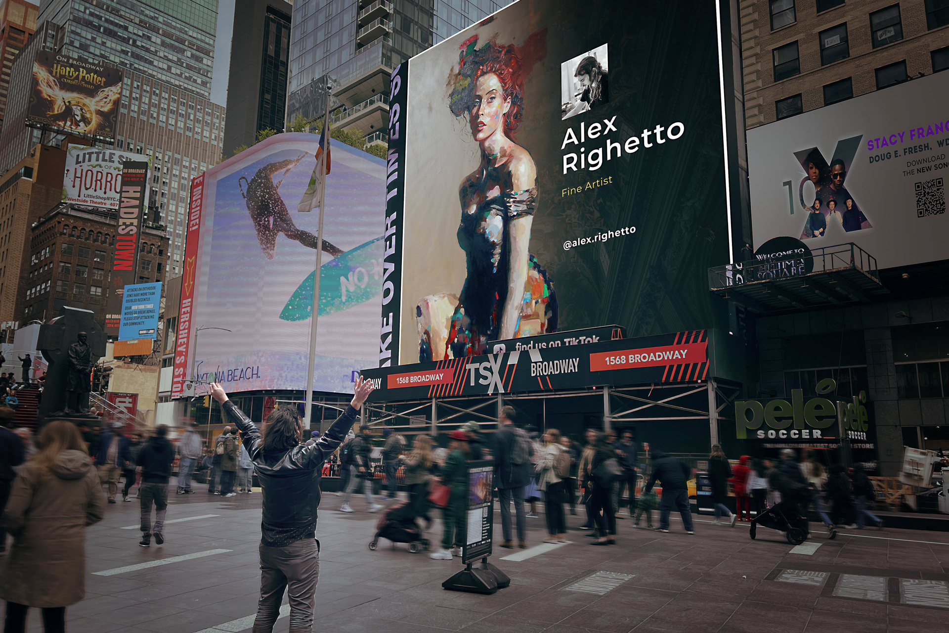 Piazza Times Square affollata con pedoni e varie pubblicità. In primo piano, un individuo è visto mentre scatta un selfie con un grande cartellone pubblicitario che mostra un ritratto moderno ed espressivo della Figlia della Gioconda.