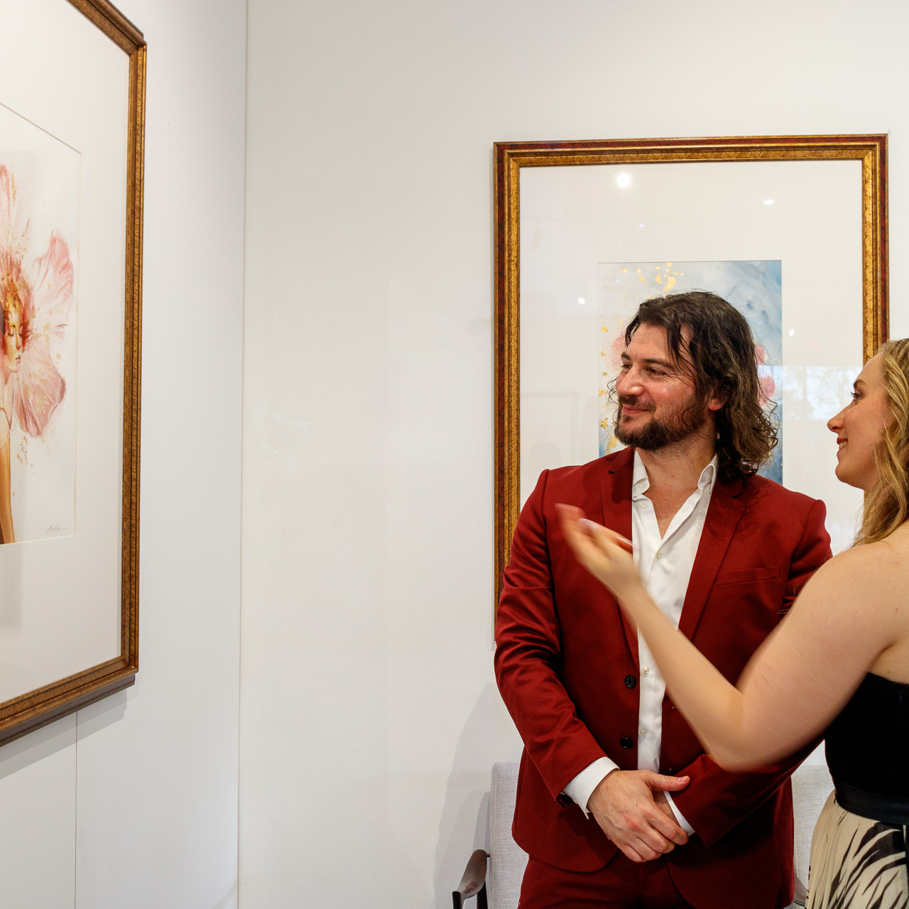 Alex Righetto presenta "Angelic Cherubic" a un collezionista 136 L'artista Alex Righetto in abito rosso discute del suo dipinto