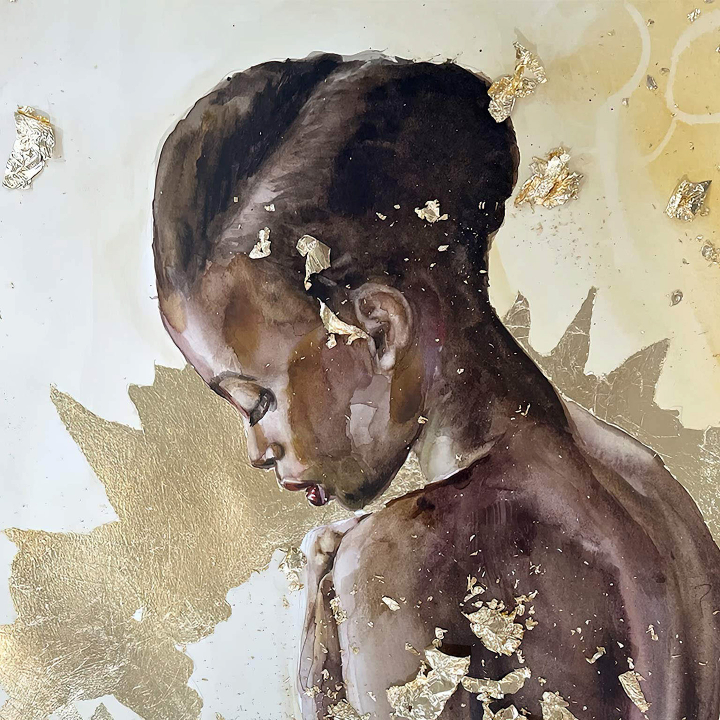 Dipinto originale ad acquerello 'La Progenitrice Dorata' della Collezione Radiance, che presenta il profilo di una giovane donna su uno sfondo di foglia d'oro.
