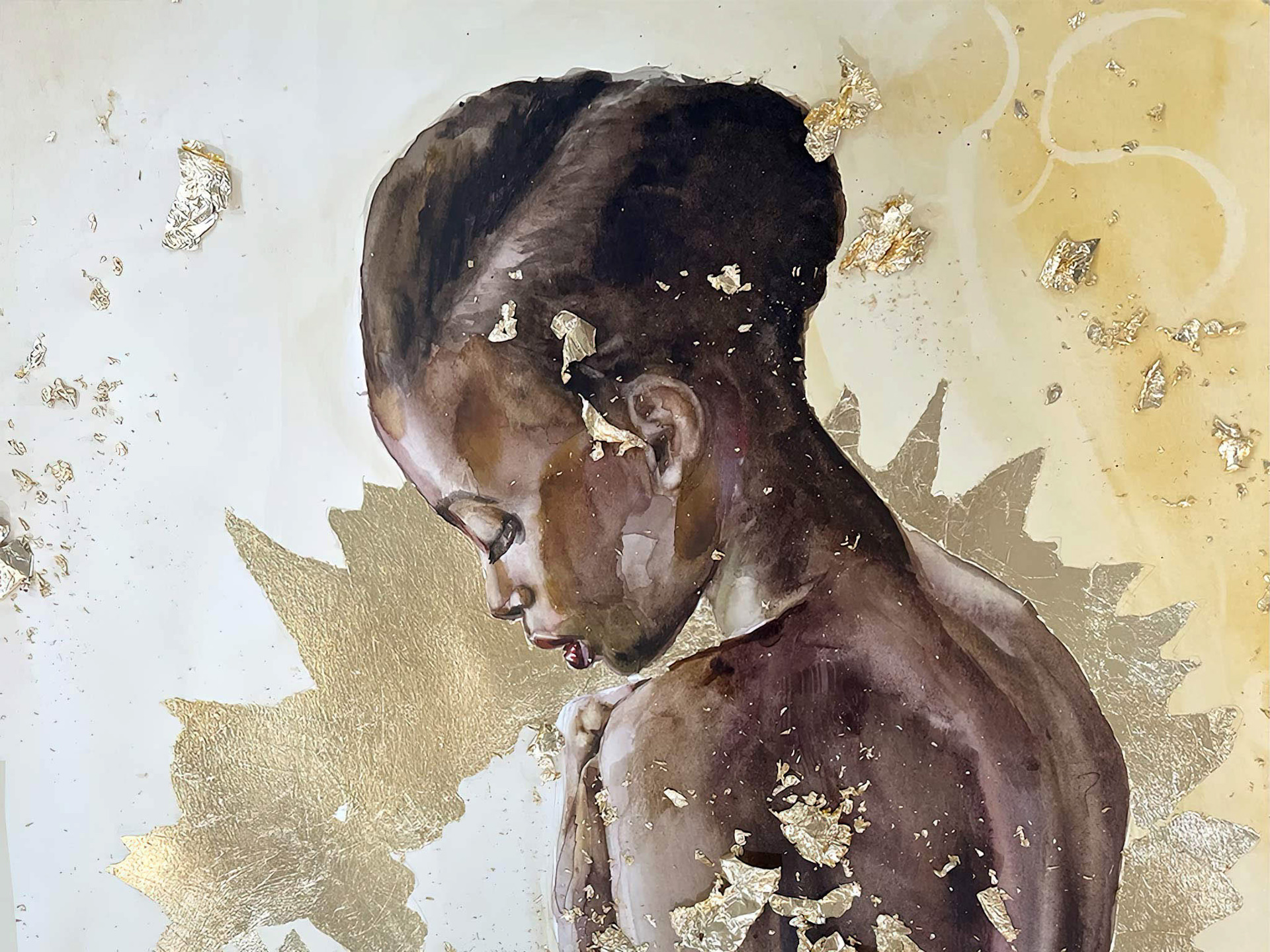 Collezione Radiance: Una Dichiarazione Contro il Traffico di Esseri Umani 1 Dipinto originale ad acquerello 'La Progenitrice Dorata' della Collezione Radiance, che presenta il profilo di una giovane donna su uno sfondo di foglia d'oro.