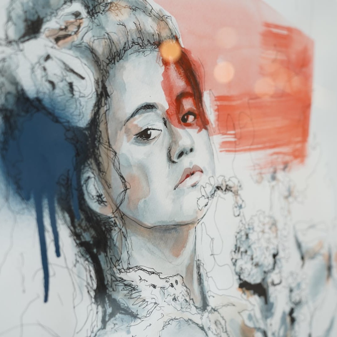 Collezione Romeo e Giulietta 8 Un ritratto ad acquerello e inchiostro di Giulietta, con uno sguardo contemplativo, ambientato su uno sfondo rosso vibrante, simboleggiante la sua decisione cruciale di trasformarsi.