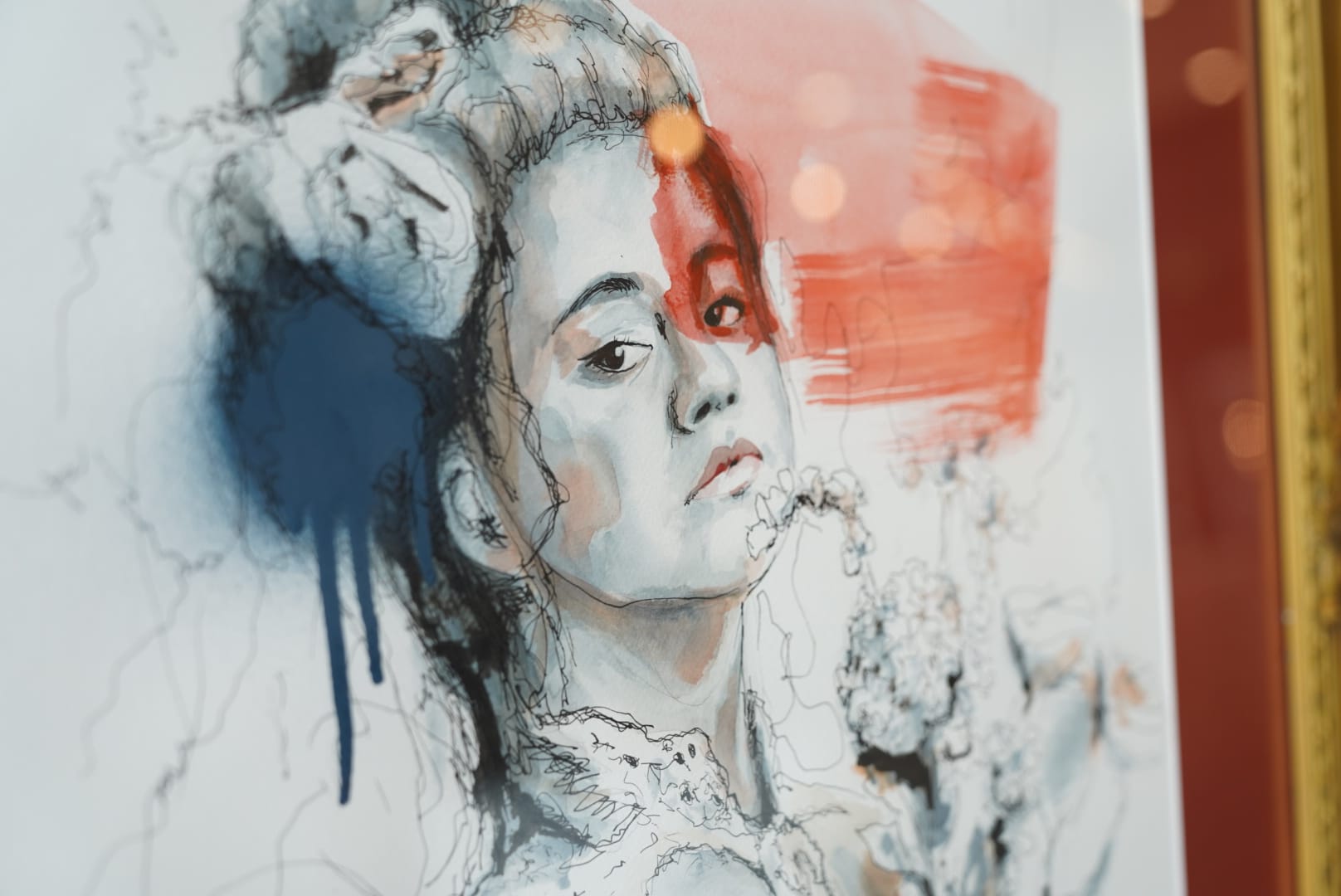 Collezione Romeo e Giulietta 88 Un ritratto ad acquerello e inchiostro di Giulietta, con uno sguardo contemplativo, ambientato su uno sfondo rosso vibrante, simboleggiante la sua decisione cruciale di trasformarsi.