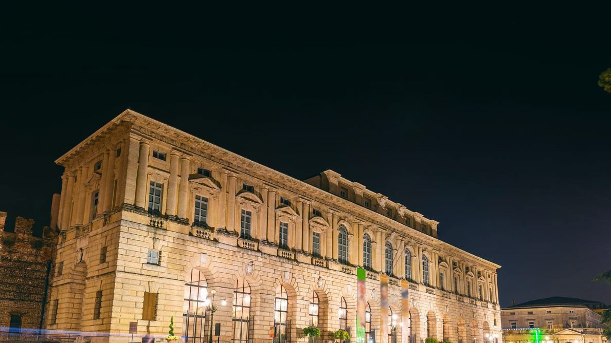 Vista notturna del Palazzo della Gran Guardia nel cuore di Verona.