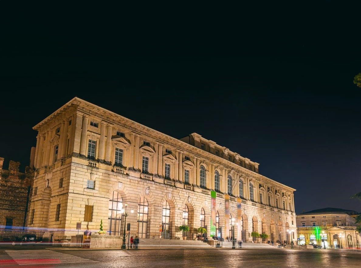 "Romeo e Giulietta: La metamorfosi" a Verona - Mostra personale di Alex Righetto 5 Vista notturna del Palazzo della Gran Guardia nel cuore di Verona.