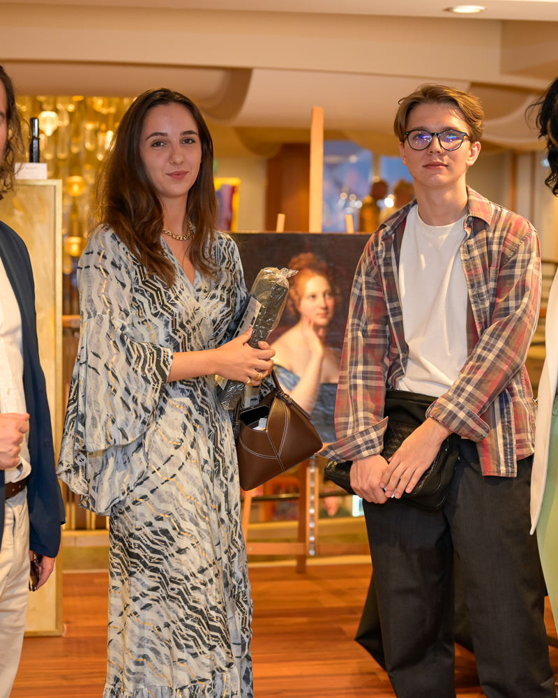Con il team di Tota Pulchra all’Art & Luxury Monaco 2026 2 Alex Righetto con alcuni membri del team di Tota Pulchra durante l’Art & Luxury Monaco 2026, al Théâtre Princesse Grace di Monaco.
