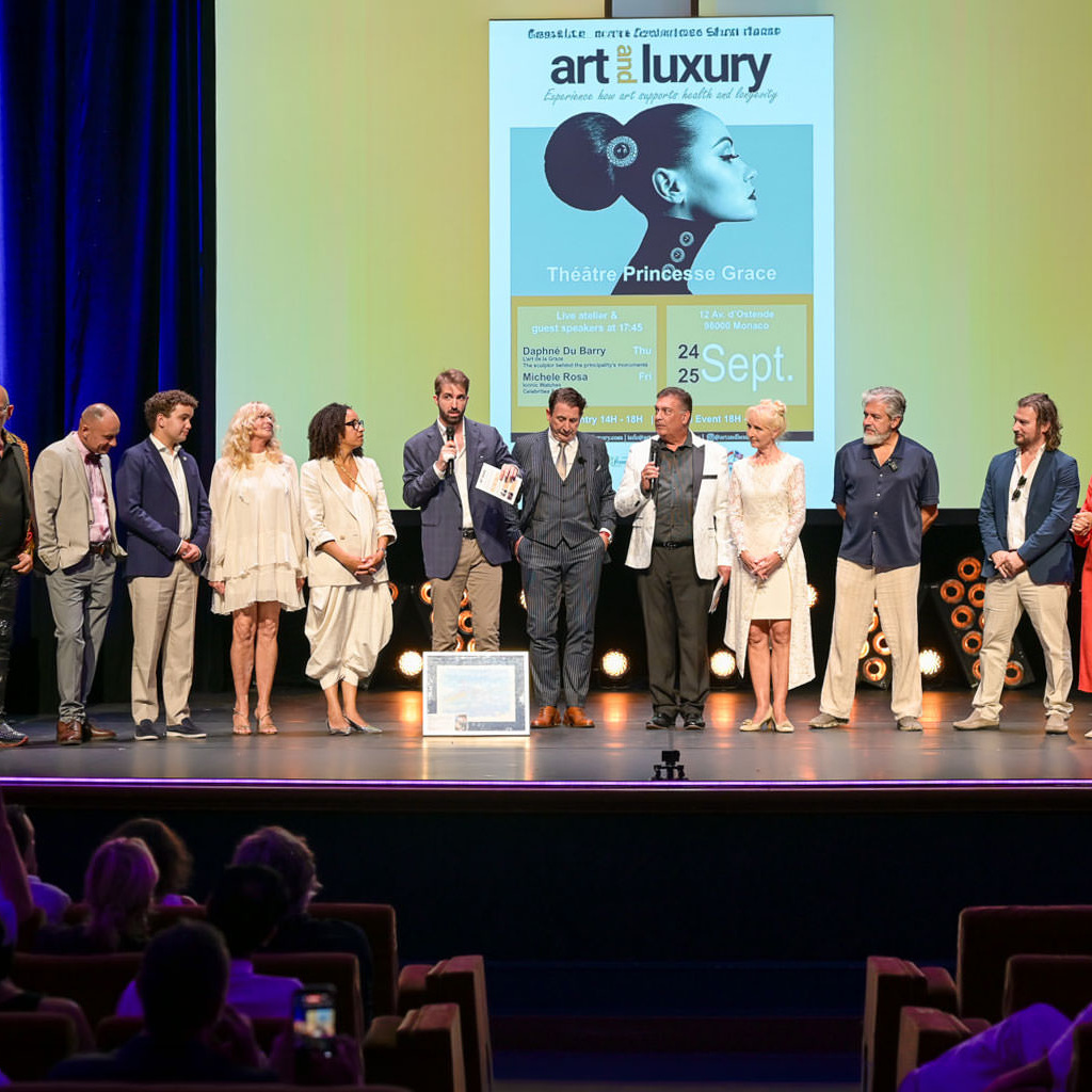 _DSC7742 1 Alex Righetto sul palco dell’Art & Luxury Monaco 2026 insieme alla Principessa Margherita de Bourbon de Parme e all’organizzatrice dell’evento Annette, al Théâtre Princesse Grace.